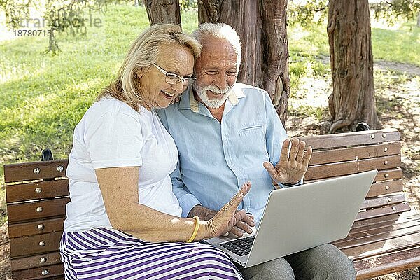 Paar  das einen Laptop begrüßt