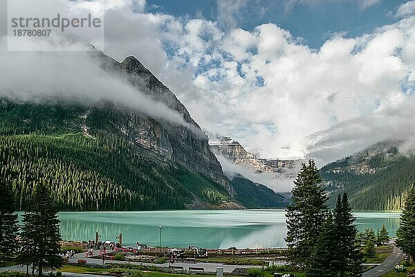 LAKE LOUISE  ALBERTA/KANADA - AUGUST 9 : Blick auf Lake Louise am 9. August 2007. Unbekannte Personen