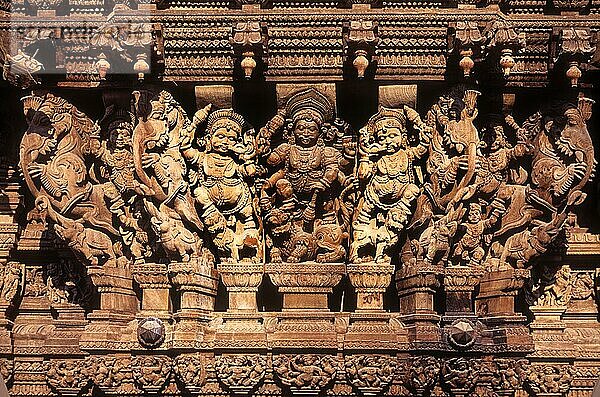 Shiva ganas Diener von Shiva  Holzschnitzereien aus dem 17. Jahrhundert im Meenakshi-Sundareswarar-Tempel Chariot in Madurai  Tamil Nadu  Südindien  Indien  Asien