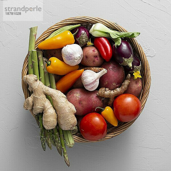 Draufsicht Korb mit Gemüsemischung. Auflösung und hohe Qualität schönes Foto