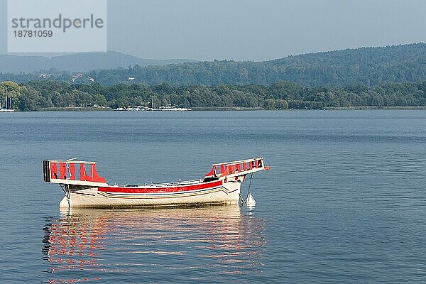 Traditionelles Boot auf dem Lago Maggiore Piemont Italien