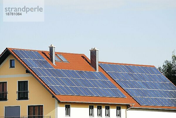 Grüne erneuerbare Energie mit Photovoltaikanlagen auf dem Dach