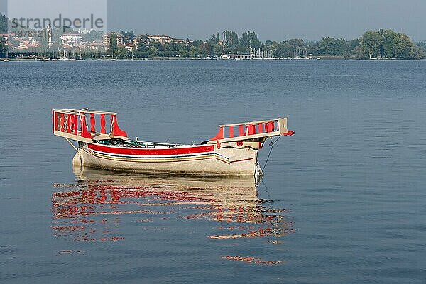 Traditionelles Boot auf dem Lago Maggiore Piemont Italien