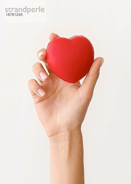 Vorderansicht Hand hält Herzform. Foto mit hoher Auflösung