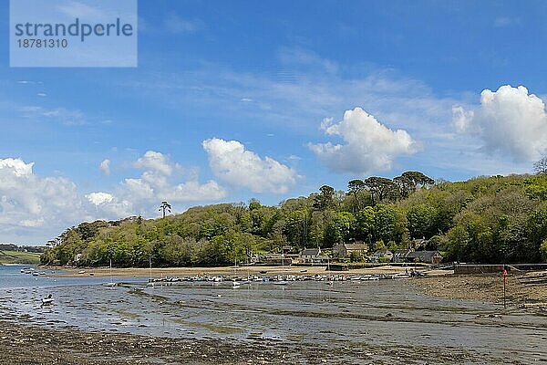 HELFORD  CORNWALL  UK - 14. MAI : Blick vom Helford Creek bei Ebbe in Helston  Cornwall  am 14. Mai 2021. Zwei nicht identifizierte Personen