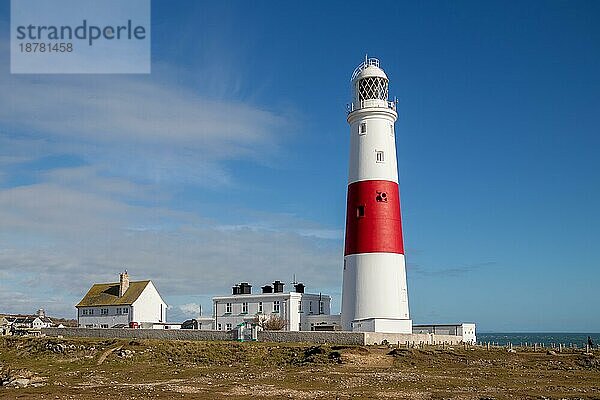 Blick auf den Leuchtturm von Portland Bill auf der Isle of Portland in Dorset  Großbritannien  am 16. Februar 2018. Zwei nicht identifizierte Personen  PORTLAND BILL  DORSET  Großbritannien  Europa