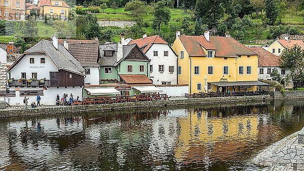 Bunte Gebäude entlang des Flusses Vlatava in Krumlov