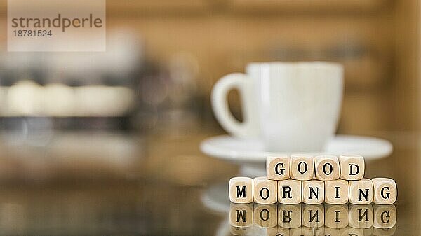 Guten Morgen kubische Blöcke mit Tasse Kaffee Reflexion Glas