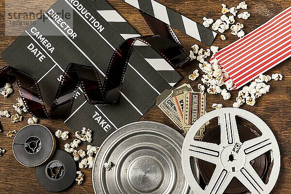 Negative Streifen mit Klappe Filmspulen Tickets Popcorn Holztisch. Schönes Foto
