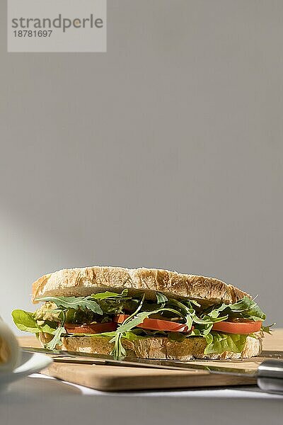 Vorderansicht Toast Sandwich mit Tomaten und Grünzeug Kopierbereich