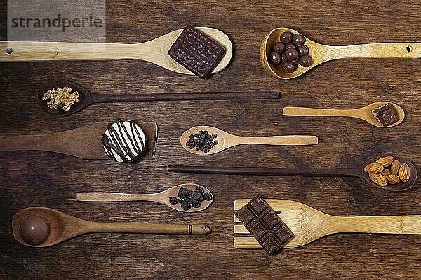 Verschiedene Löffelmodelle in Schokoladengeschmacksrichtungen