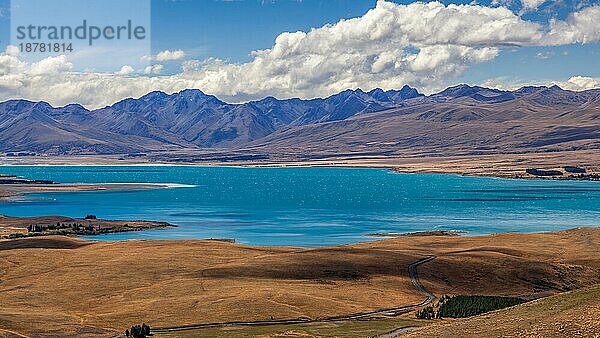 Blick auf den farbenprächtigen Lake Tekapo