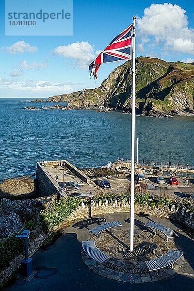 Union-Jack-Flagge am Eingang des Hafens von Ilfracombe in Devon am 19. Oktober 2013. Drei nicht identifizierte Personen  ILFRACOMBE  DEVON  Großbritannien  Europa