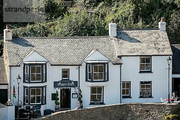 LITTLE HAVEN  PEMBROKESHIRE/UK - SEPTEMBER 14 : Blick auf das Swan Inn in Little Haven Pembrokeshire am 14. September 2019. Zwei nicht identifizierte Personen