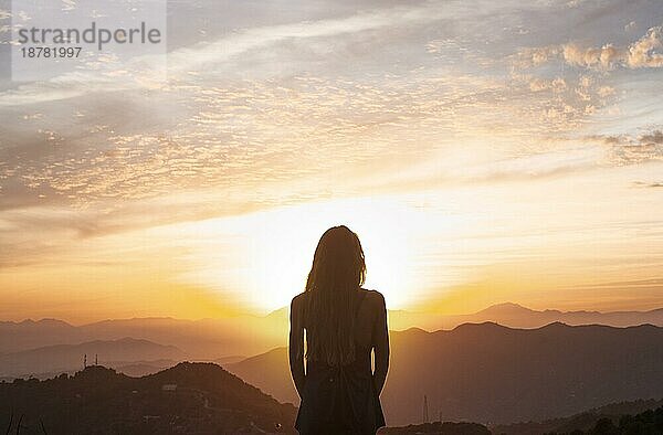 Rückenansicht Frau macht Yoga beim Sonnenuntergang. Auflösung und hohe Qualität schönes Foto