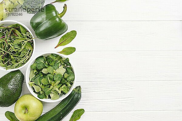 Draufsicht grün gesund frisches Gemüse weißer Holzschreibtisch . Auflösung und hohe Qualität schönes Foto