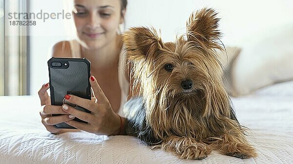 Junge Frau mit Hund nimmt Selfie