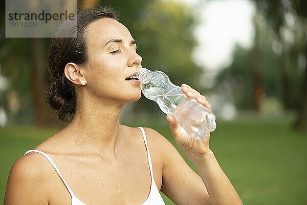 Seitenansicht Frau trinkt Wasser