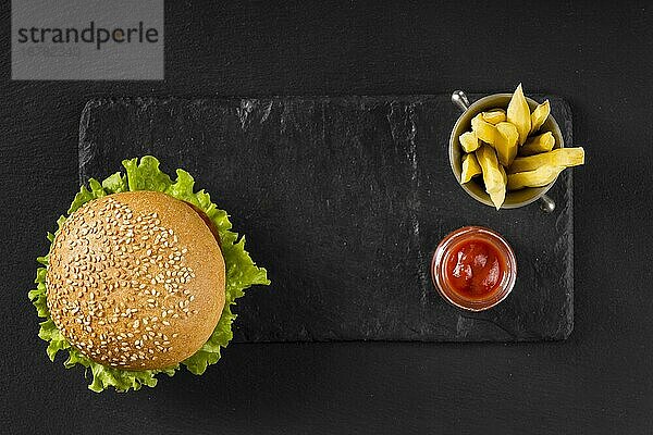 Draufsicht Burger Pommes mit Ketchup. Auflösung und hohe Qualität schönes Foto