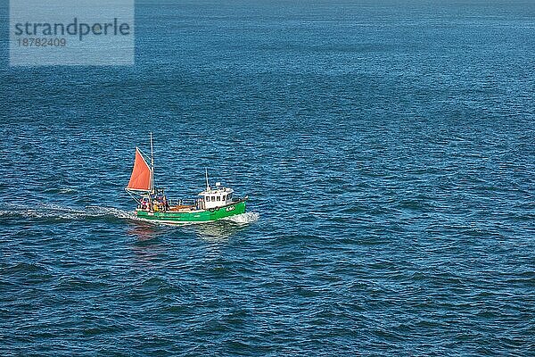 ILFRACOMBE  DEVON/UK - 19. OKTOBER : Fischerboot bei der Rückkehr in den Hafen von Ilfracombe in Devon am 19. Oktober 2013. Zwei nicht identifizierte Personen