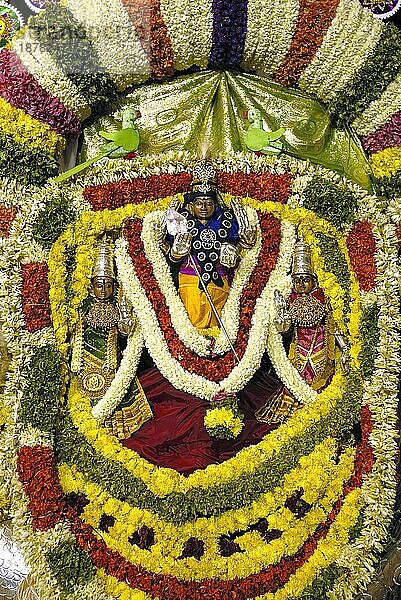 Geschmückter Lord Muruga mit seiner Gefährtin Valli Devasena während des Vinayak Chaturthi Ganesh Chaturthi Festes im Sri Karpaga Vinayakar Tempel in Pillaiyarpatti bei Karaikudi  Tamil Nadu  Südindien  Indien  Asien