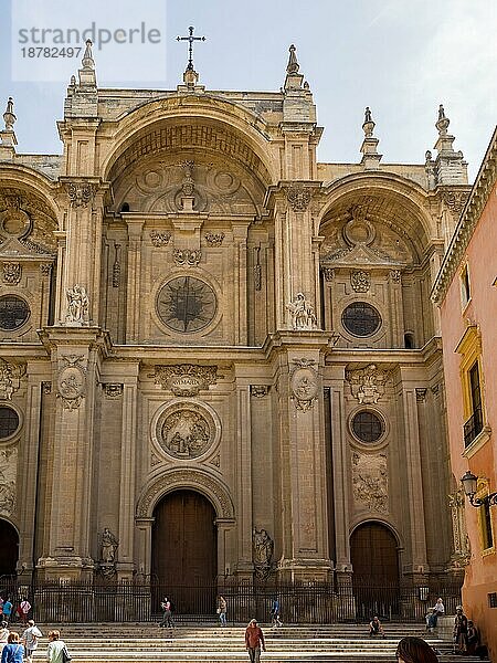 GRANADA  ANDALUCIA  SPANIEN - 7. MAI: Außenansicht der Kathedrale von Granada in Andalusien  Spanien  am 7. Mai 2014. Nicht identifizierte Personen  Europa