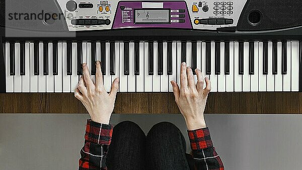 Draufsicht Hände spielen Digitalpiano