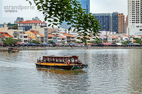 SINGAPUR - 3. FEBRUAR: Vergnügungsboote in Singapur am 3. Februar 2012. Nicht identifizierte Personen