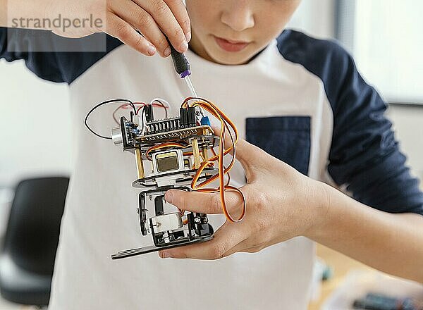 Nahaufnahme eines Kindes bei der Herstellung von Robotern