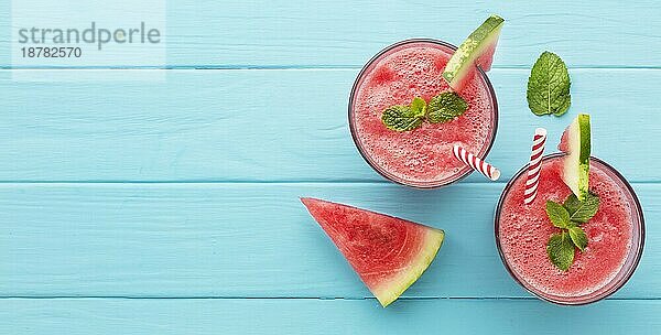 Draufsicht zwei Gläser mit Strohhalmen Wassermelonen-Cocktails. Foto mit hoher Auflösung