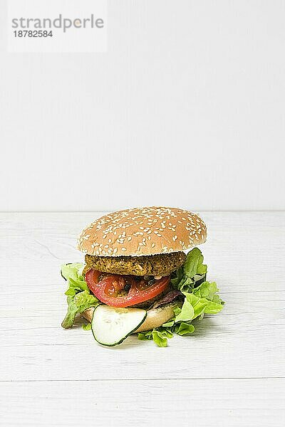 Vorderansicht eines veganen Burgers mit Kopierfläche. Schönes Foto