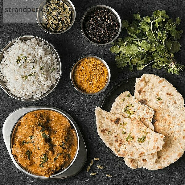 Flachgelegte indische Speisenanordnung
