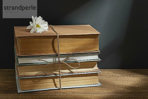 Kreative Komposition mit Büchern Blume