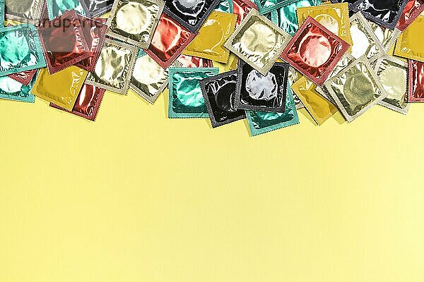 Draufsicht Rahmen mit Kondomen Kopierraum. Foto mit hoher Auflösung