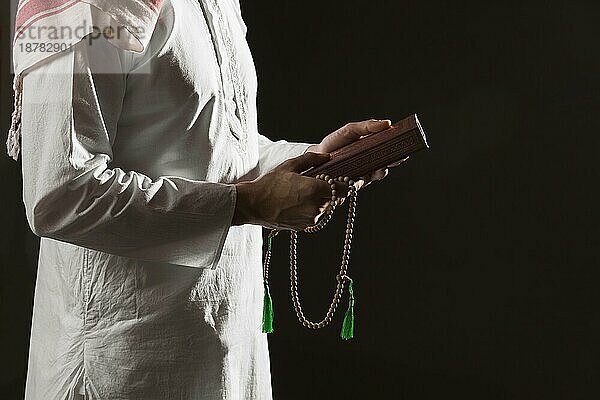 Mann traditionelle arabische Kleidung hält Koran. Auflösung und hohe Qualität schönes Foto