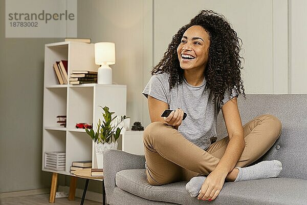 Frau auf der Couch beim Fernsehen