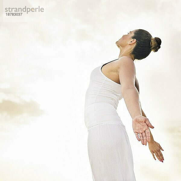 Glückliche Frau beim Yoga Sonne