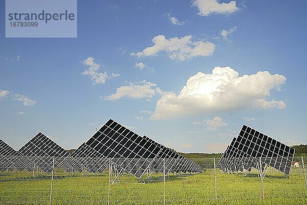 Alternative Energie mit einem Feld aus Sonnenkollektoren