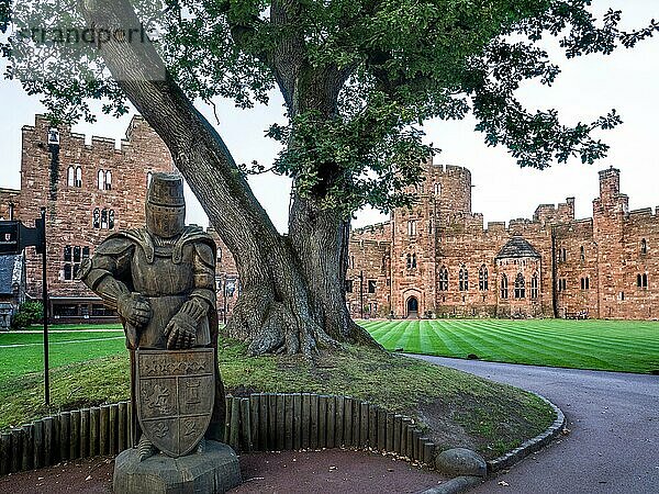 Hölzerner Ritter auf dem Gelände von Schloss Peckforton