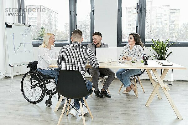 Besprechungszimmer mit Rollstuhlfahrerin