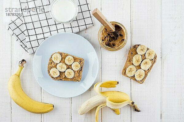 Draufsicht leckeres Frühstück mit Bio-Früchten. Foto mit hoher Auflösung