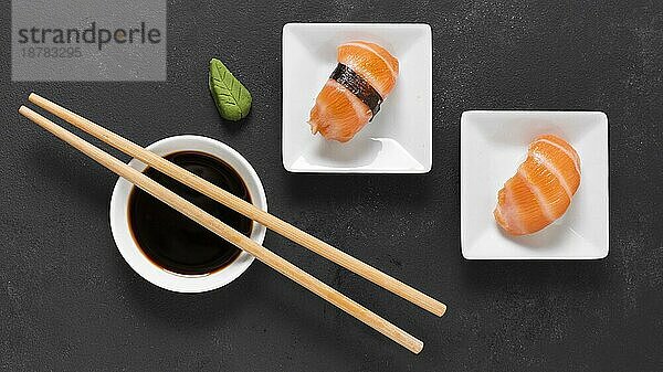 Draufsicht kleine Teller mit Sushi. Foto mit hoher Auflösung