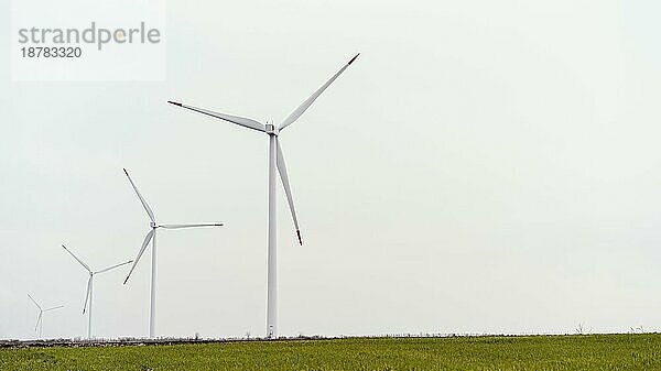 Frontansicht Windkraftanlagen mit Kopierraum