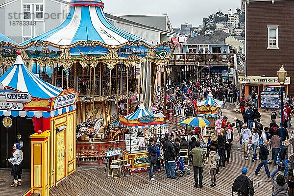 Menschen haben Spaß am Pier 39 in San Francisco  Kalifornien  USA  am 6. August 2011. Nicht identifizierte Menschen  SAN FRANCISCO  KALIFORNIEN  USA  Nordamerika