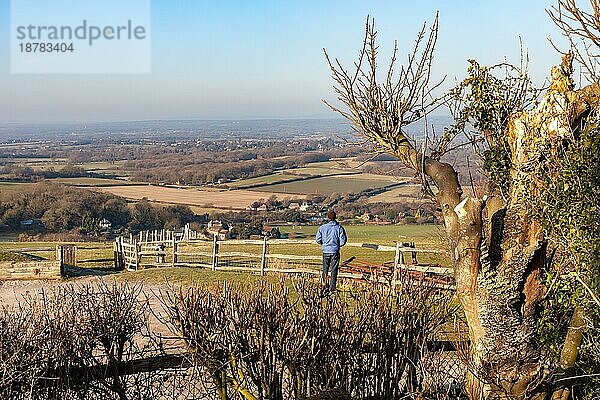 SOUTH DOWNS  SUSSEX  UK - 3. JANUAR : Bewundern Sie die Aussicht von den South Downs in Sussex am 3. Januar 2009. Nicht identifizierter Mann