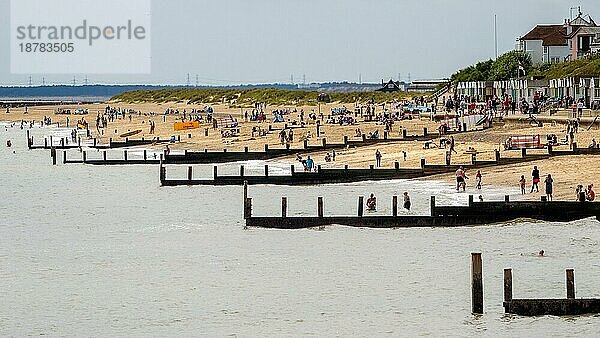 Menschen  die den Strand von Southwold genießen