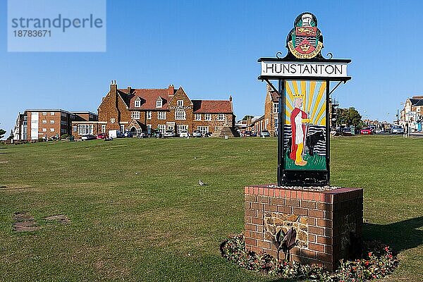 Schild für Hunstanton auf der Wiese am Meer