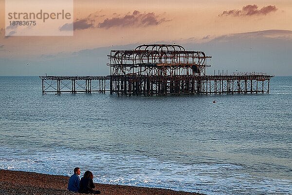 BRIGHTON  EAST SUSSEX/UK - 26. JANUAR : Blick auf den stillgelegten West Pier in Brighton East Sussex am 26. Januar 2018. Nicht identifizierte Personen