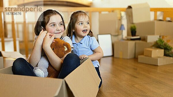 Smiley-Kinder mit Spielzeugbox