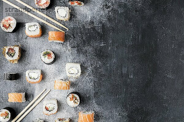 Draufsicht Vielfalt Sushi mit Kopierraum